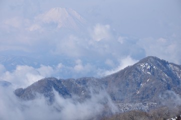 Fototapeta na wymiar 冬山にわく雲