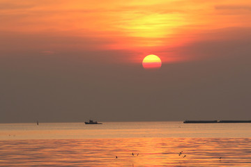 Obraz premium Beautiful sea and sky at sunset.