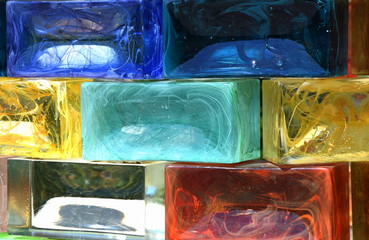 Aufeinander gestapelte farbige Glasbausteine