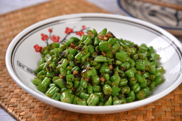 green peas in a bowl