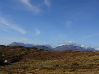 Blick von Tarskavaig in Sleat hinüber zu den Bergen des Aird of sleat auf der Isle auf Skye in Schottland