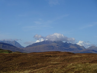 Obraz na płótnie Canvas Blick von Tarskavaig in Sleat hinüber zu den Bergen des Aird of sleat auf der Isle auf Skye in Schottland