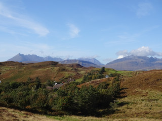 Blick von Tarskavaig in Sleat hinüber zu den Bergen des Aird of sleat auf der Isle auf Skye in Schottland