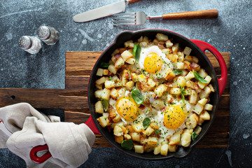 Potato hash with ham, herbs and eggs for breakfast - obrazy, fototapety, plakaty
