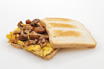 toast frittata e funghi famigliola gialla altra vista