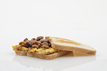 toast frittata e funghi famigliola gialla