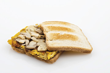 toast frittata e funghi champigons affettati altra vista