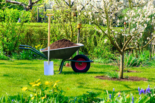Schubkarre mit Compost für die Blumenbeete