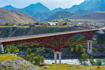 Obraz premium New road bridge across the Katun river in the village of Inya,