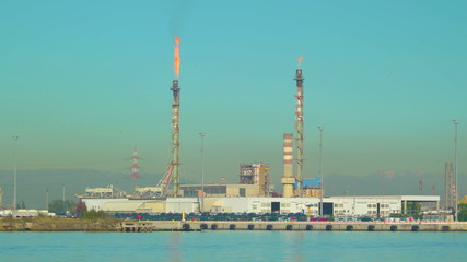 Obraz premium 14604_An_industrial_plant_on_the_shore_of_Venice.jpg