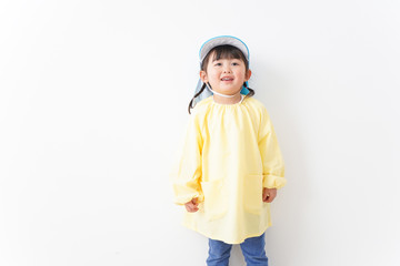 帽子をかぶった幼稚園児