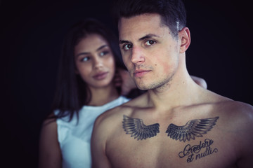 Junges hübsches verliebtes Paar