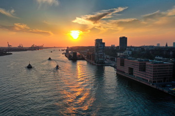 Hamburg Hafen Elbe im Sonnenuntergang
