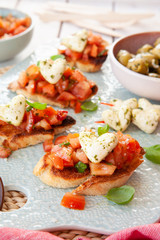 Baguette mit Tomaten und Mozzarella