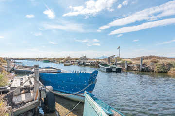 Fototapeta na wymiar Barcas abandonadas