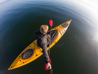 gelbes Kajak von oben, Kanu auf dem See