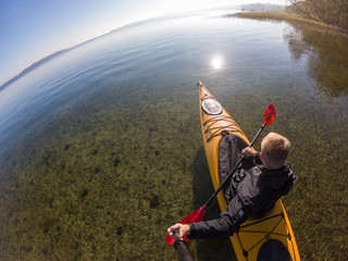 Kanu auf einem See, klares Wasser, Seenplatte