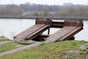 Un tremplin au bord du canal Albert 