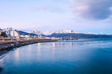Naklejka premium A view of Ushuaia and mountains in winter.