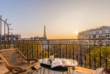 Papier Peint photo Lavable Paris beau balcon de paris au coucher du soleil avec vue sur la tour eiffel