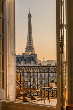 Naklejki Balkon w Paryżu o zachodzie słońca z widokiem na Wieżę Eiffla do salonu