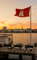 Die Hamburger Flagge vor der schönen Binnenalster bei Sonnenuntergang