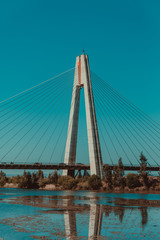 Bonito puente de interes turistico pasando sobre río con cielo azul brillante de viaje en españa...