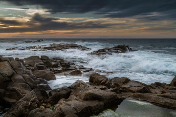 Fototapeta premium Coucher de soleil sur la côte rocheuse