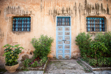 Fototapeta na wymiar doors and Windows in Medina