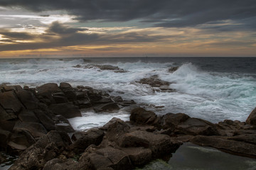 Coucher de soleil sur la côte rocheuse