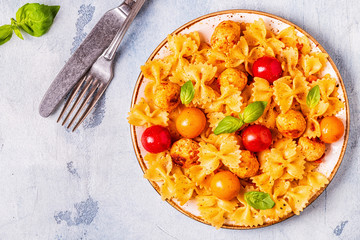 Pasta with meatballs and tomato sauce.