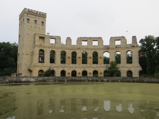 Fototapeta premium Castle and a lake in the heart of the forest