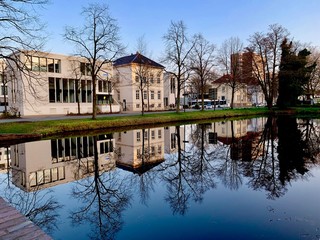 Obraz premium Gebäude mit Spiegelung im Wasser