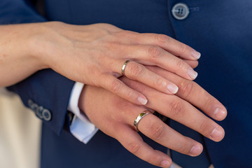 Hände mit Ring zur Hochzeit