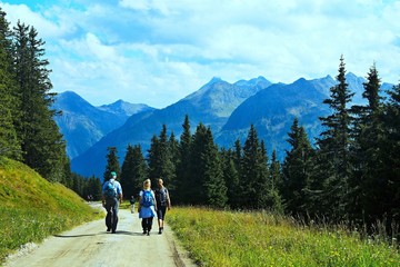 Fototapeta na wymiar Austrian Alps-tourists on the path from Planai