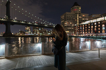 Obraz premium Women on the smartphone in New York at night