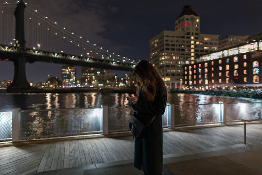 Women on the smartphone in New York at night