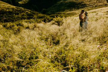 Naklejka premium Love Couple in love romantic road summer field happy. Russia. lake aslykul