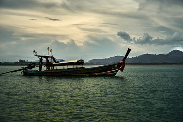 Obraz premium Thai national boat sailing around the bay