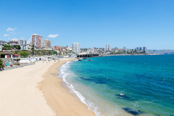 Praia da cidade Viña del Mar / Valparaíso no Chile com o Oceano Pacífico