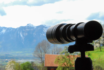 Teleobjektiv mit Blick zu Bergen.