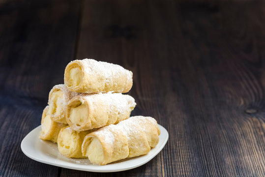 Cannoli stuffed with ricotta cream