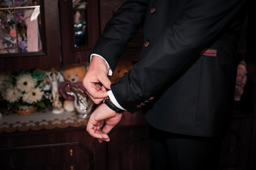 Groom fixing sleeve on the hand