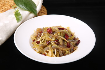 spaghetti with tomato sauce and basil
