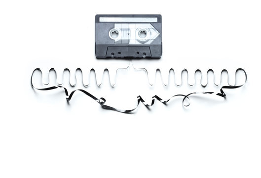 cassette audio avec ruban  sugg&eacute;rant un rythme musical