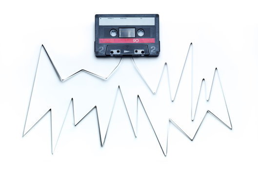 cassette audio avec ruban  sugg&eacute;rant un rythme musical
