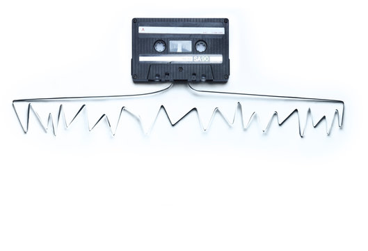 cassette audio avec ruban  suggérant un rythme musical