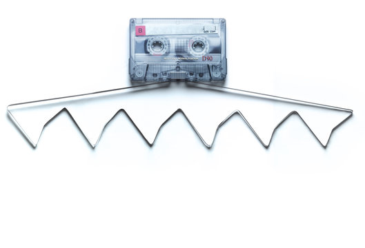 cassette audio avec ruban  sugg&eacute;rant un rythme musical