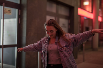 Mädchen Frau Jung nostalgisch Retropop unterwegs in Berlin