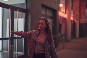 Mädchen Frau Jung nostalgisch Retropop unterwegs in Berlin